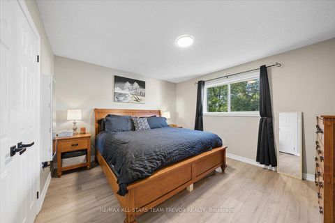 Photo 18 at 16 Evelyn Avenue, Keswick North, Georgina
