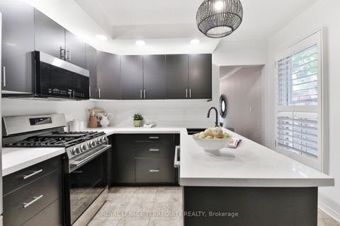 Photo 17 at 312 Kenilworth Avenue, The Beaches, Toronto
