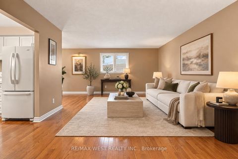 Photo 5 at 2 Ackrow Court, West Deane, Toronto