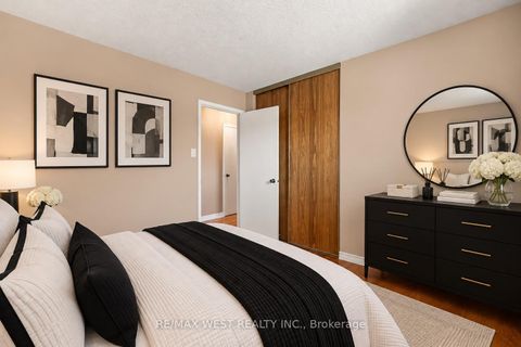 Photo 18 at 2 Ackrow Court, West Deane, Toronto