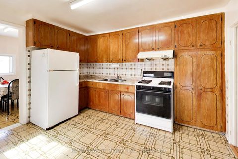Photo 13 at 99 Euclid Avenue, Bellwoods, Toronto