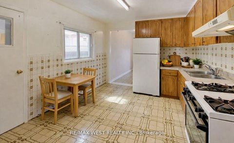 Photo 14 at 99 Euclid Avenue, Bellwoods, Toronto