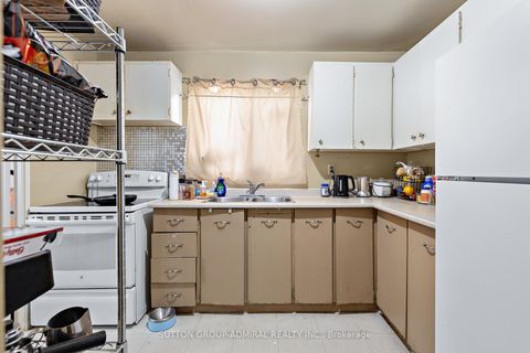 Photo 11 at 11 - 21 Four Winds Drive, York University Heights, Toronto