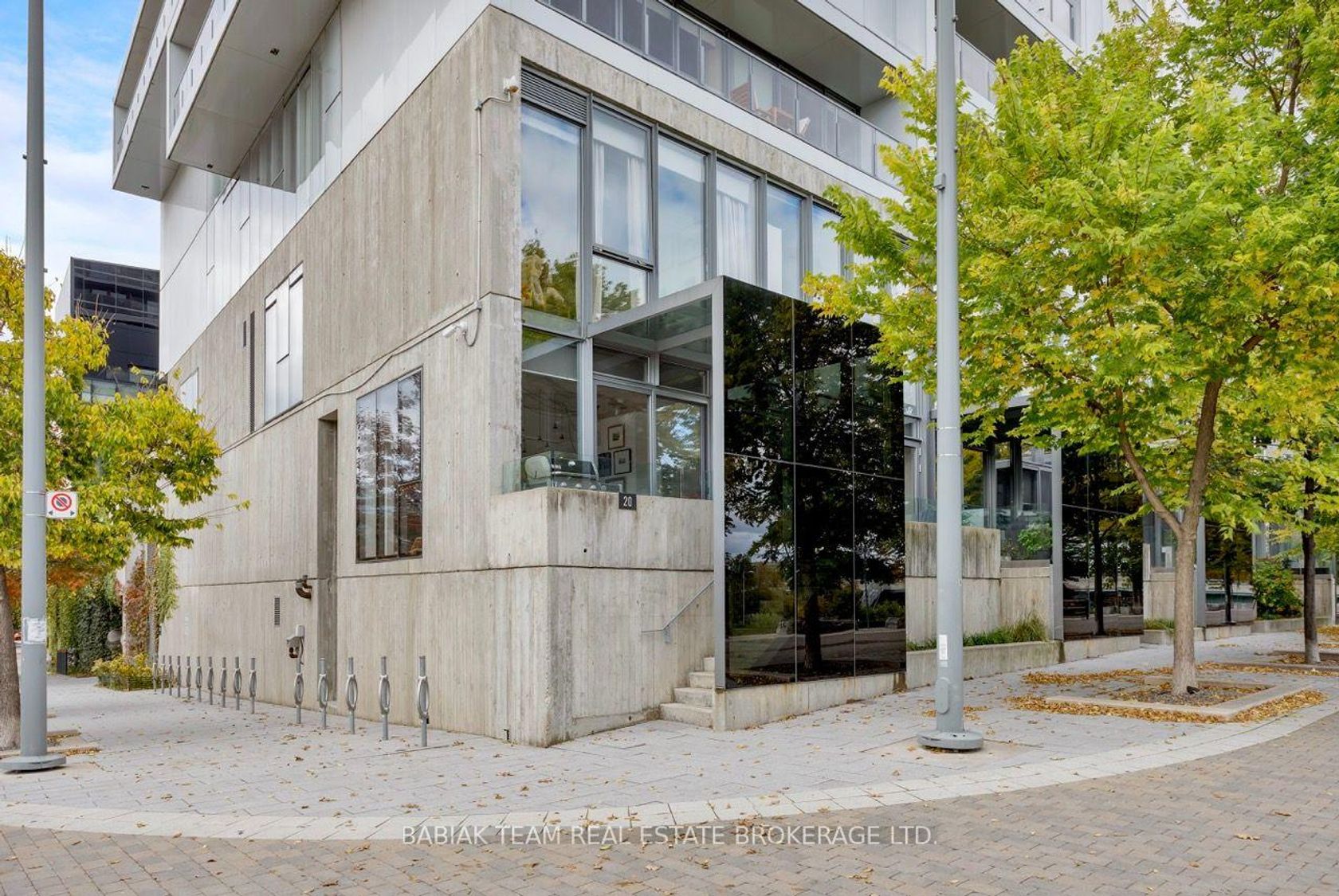 TH 209 - 20 Trolley Crescent, Moss Park, Toronto 