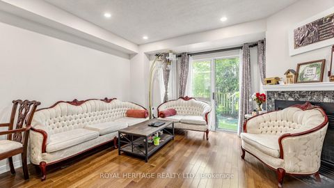 Photo 2 at Th 19 - 2472 Eglinton Avenue E, Eglinton East, Toronto