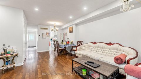 Photo 6 at Th 19 - 2472 Eglinton Avenue E, Eglinton East, Toronto