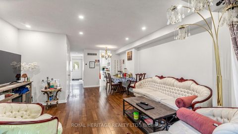 Photo 7 at Th 19 - 2472 Eglinton Avenue E, Eglinton East, Toronto