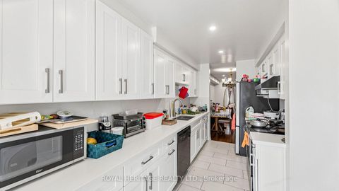 Photo 11 at Th 19 - 2472 Eglinton Avenue E, Eglinton East, Toronto