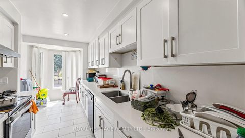 Photo 13 at Th 19 - 2472 Eglinton Avenue E, Eglinton East, Toronto