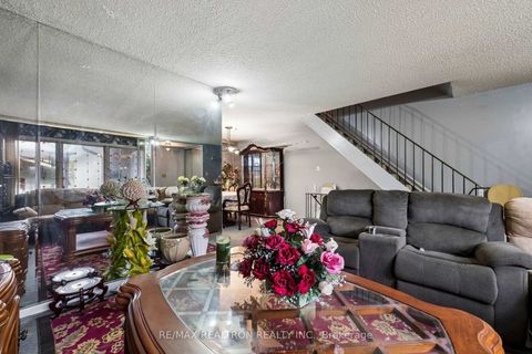 Photo 3 at 49 - 9 Lime Tree Way, Branson, Toronto