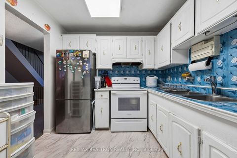 Photo 5 at 49 - 9 Lime Tree Way, Branson, Toronto