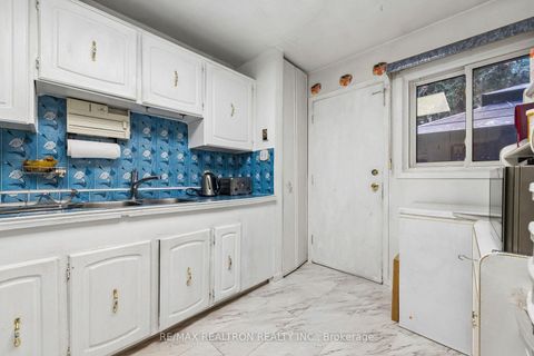 Photo 6 at 49 - 9 Lime Tree Way, Branson, Toronto
