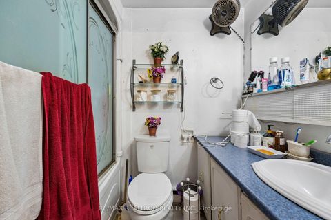 Photo 12 at 49 - 9 Lime Tree Way, Branson, Toronto