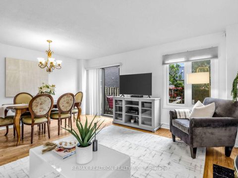 Photo 6 at 45 Mcclintock Crescent, Lakeview Estates, Vaughan