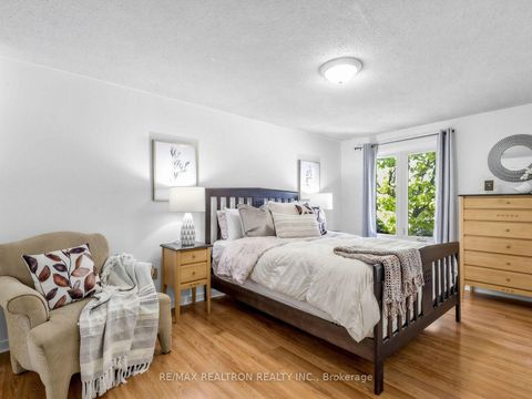 Photo 12 at 45 Mcclintock Crescent, Lakeview Estates, Vaughan