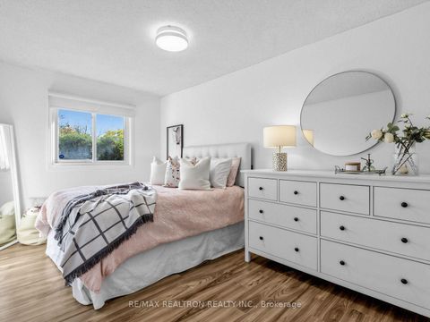 Photo 13 at 45 Mcclintock Crescent, Lakeview Estates, Vaughan