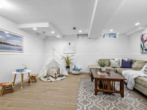 Photo 17 at 45 Mcclintock Crescent, Lakeview Estates, Vaughan