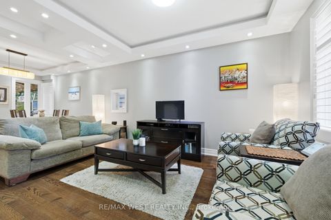 Photo 2 at 149 Chisholm Avenue, Lumsden, Toronto