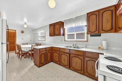 Photo 8 at 32 Bartel Drive, Jane Heights, Toronto