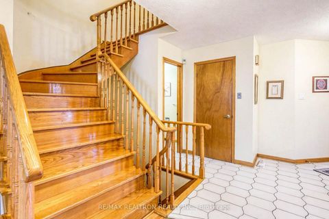 Photo 6 at 38 Kimbergate Way, Brownridge, Vaughan