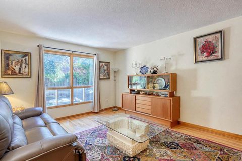 Photo 8 at 38 Kimbergate Way, Brownridge, Vaughan