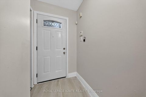 Photo 3 at 33 - 200 Murison Boulevard, Malvern, Toronto