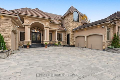 Photo 2 at 33 Highland Creek Court, Kleinburg, Vaughan