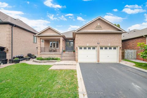 Photo 1 at 8 Piper Court, Maple, Vaughan