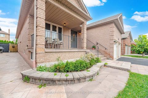 Photo 4 at 8 Piper Court, Maple, Vaughan