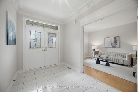 Photo 6 at 8 Piper Court, Maple, Vaughan