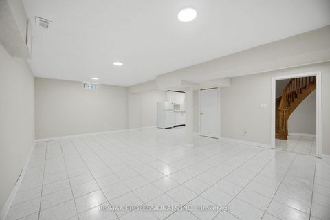 Photo 31 at 8 Piper Court, Maple, Vaughan