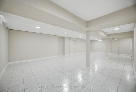 Photo 33 at 8 Piper Court, Maple, Vaughan