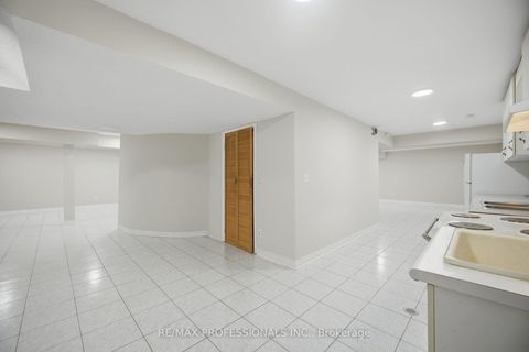 Photo 37 at 8 Piper Court, Maple, Vaughan