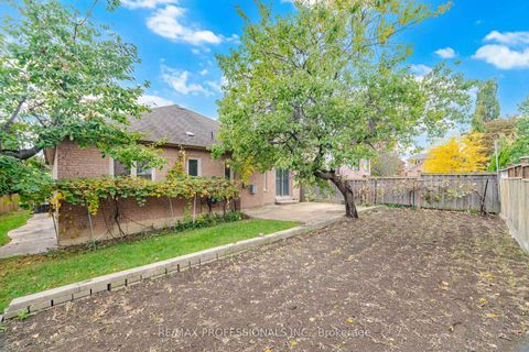 Photo 44 at 8 Piper Court, Maple, Vaughan