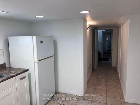 Photo 8 at 89 Finch Avenue E, Willowdale East, Toronto