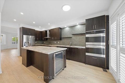 Photo 11 at 5 Ravine Edge Drive, Jefferson, Richmond Hill