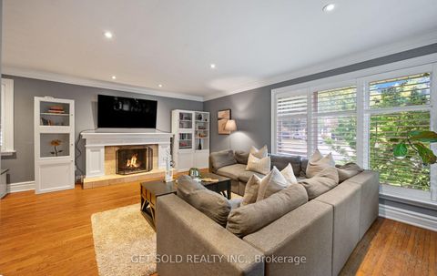 Photo 2 at 136 Prince George Drive, Rosethorn, Toronto