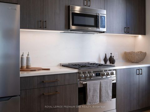 Photo 14 at 20 Earlington Avenue, Kingsway South, Toronto