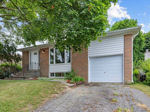 Photo 1 at 9 Midcroft Drive, Malvern West, Toronto