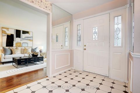 Photo 2 at 20 Mossgrove Trail, Windfields, Toronto