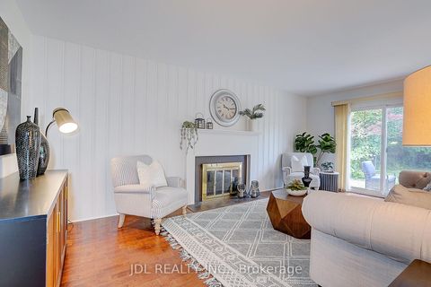 Photo 9 at 20 Mossgrove Trail, Windfields, Toronto