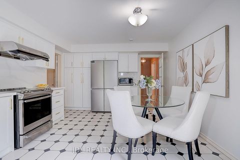 Photo 18 at 20 Mossgrove Trail, Windfields, Toronto