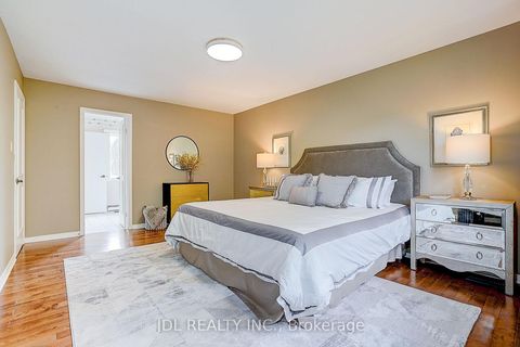Photo 25 at 20 Mossgrove Trail, Windfields, Toronto
