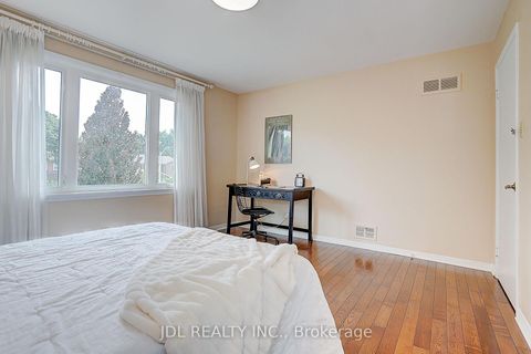 Photo 32 at 20 Mossgrove Trail, Windfields, Toronto