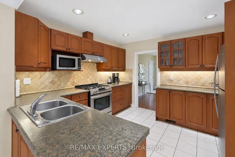 Photo 7 at 11 Knollside Drive, Mill Pond, Richmond Hill