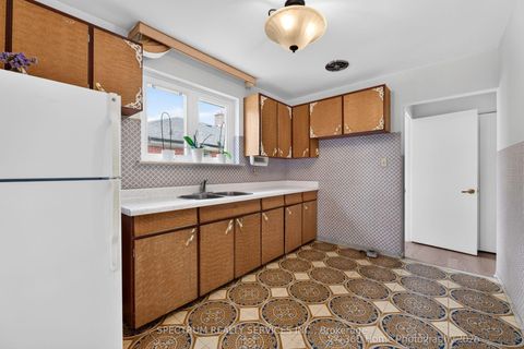 Photo 7 at 37 Newlin Crescent, Jane Heights, Toronto