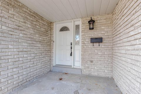 Photo 2 at 15 Huson Court, Jamestown, Toronto