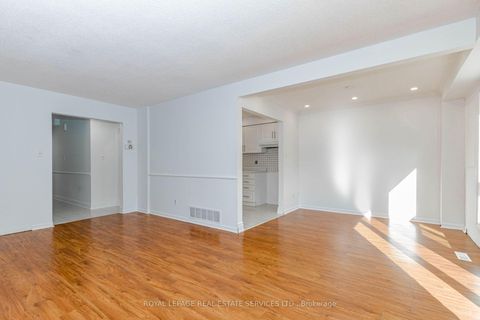 Photo 7 at 15 Huson Court, Jamestown, Toronto