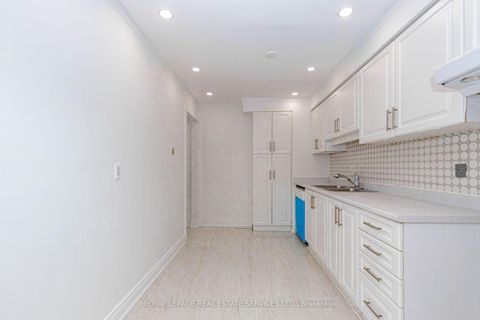 Photo 16 at 15 Huson Court, Jamestown, Toronto