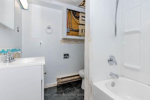 Photo 33 at 15 Huson Court, Jamestown, Toronto